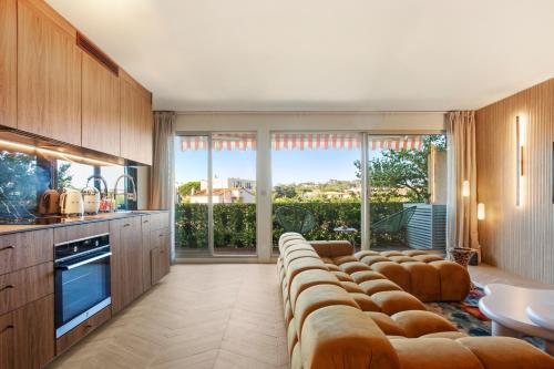 un salon avec une rangée de tabourets marron dans l'établissement Magnifique appartement St Tropez, à Saint-Tropez