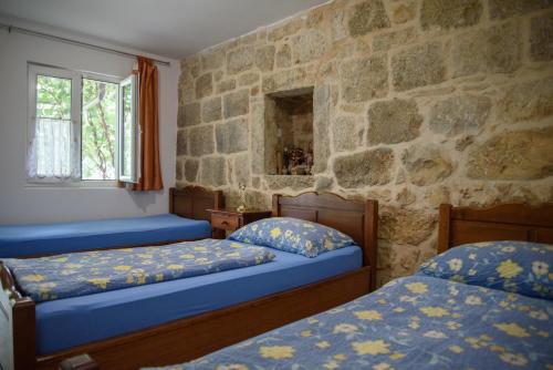 Postel nebo postele na pokoji v ubytování Apartments Cvitini Dvori Garjak