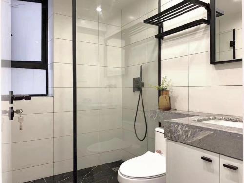 上海Eastern Hub - Jing'an Temple Branch Stylish 3bedrooms in Bustling Location Surrounded by Trendy Bistro and Bar Street, Only 100m from Subway的带淋浴、马桶和水槽的浴室