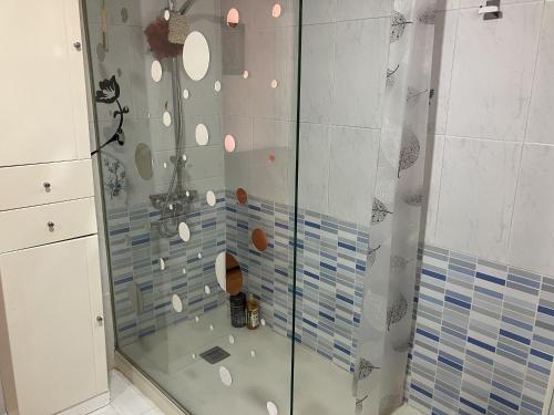 una ducha con puerta de cristal en un baño en Zambra 3 - 411, en La Manga del Mar Menor