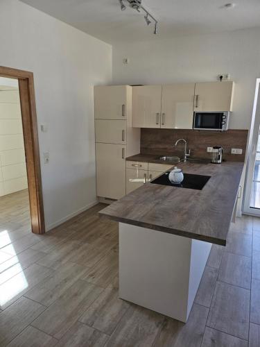Kuchyň nebo kuchyňský kout v ubytování Moderne Wohnung in Steinheim Westfalen