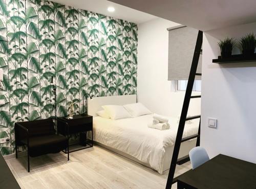 1 dormitorio con cama, escritorio y escalera en Loft II en Madrid, en Madrid