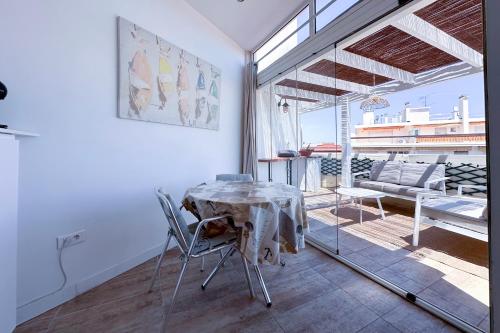 Cette chambre dispose d'un balcon avec une table et des chaises. dans l'établissement ALGER - Rooftop avec 1 chambre au centre-ville d'Antibes, à Antibes