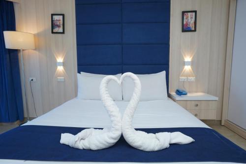 Postel nebo postele na pokoji v ubytování Al Fanar Azur Hotel