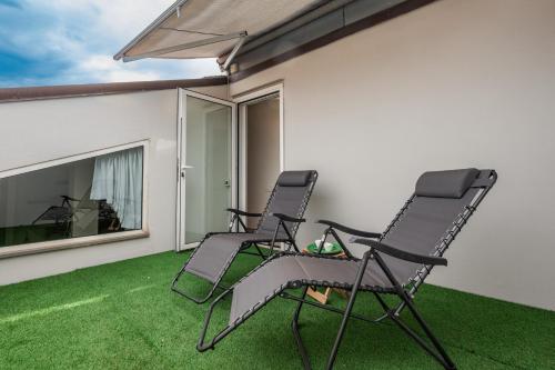 Quiet Designer Flat with Private Rooftop Terrace