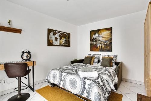 - une chambre avec un lit et des photos sur le mur dans l'établissement Chic studio with terrace in Paris, à Paris