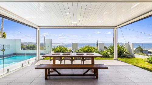 Bazén v ubytování Horizons - Amazing Ocean Views, Luxe Home, Pool nebo v jeho okolí