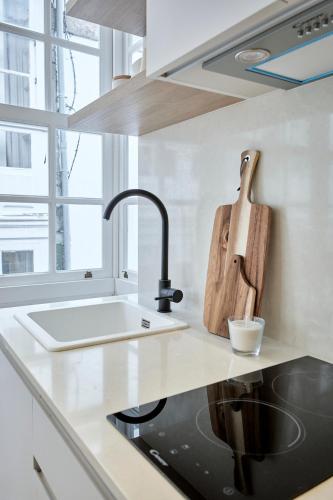 a kitchen with a sink and a faucet at Casa Beltane in A Coruña