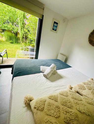 une chambre avec un grand lit avec des serviettes dessus dans l'établissement Studio Chic de charme !, à Bordeaux