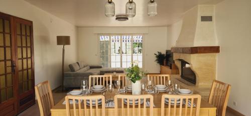 une table à manger et des chaises dans un salon dans l'établissement Belle maison, 15mn de Paris, 2 parkings gratuits, à Cachan