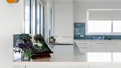 Η κουζίνα ή μικρή κουζίνα στο Glossies Coastal Retreat - Relax, Escape, Pets on Request