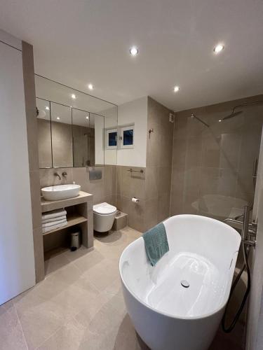 une salle de bain avec une baignoire, un lavabo et des toilettes dans l'établissement Luxury Loft in Central Marseille, à Marseille