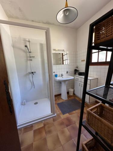 une salle de bain avec douche et lavabo dans l'établissement Maison de Campagne proche plage, au Pradet