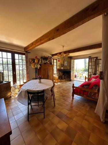 une chambre avec un lit et une table dans une pièce dans l'établissement Maison de Campagne proche plage, au Pradet