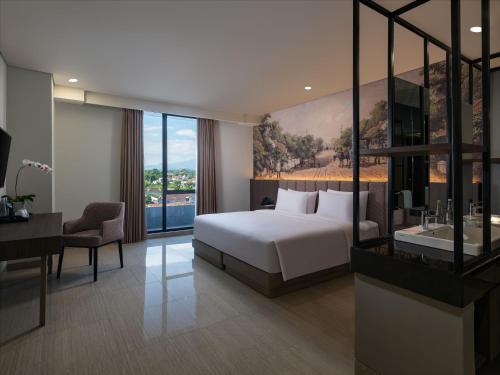 Postel nebo postele na pokoji v ubytování Hotel Santika Blitar