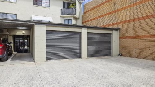 a pair of garage doors on the side of a building at Lindy Lou's - Village at Doorstep, Restaurants in Sawtell