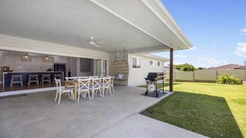 エメラルド・ビーチにあるWillows at Sandy Beach -Walk to beach, Stylish Family Homeのギャラリーの写真