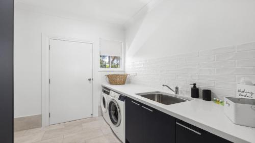 エメラルド・ビーチにあるWillows at Sandy Beach -Walk to beach, Stylish Family Homeのギャラリーの写真