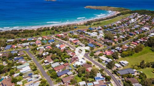 エメラルド・ビーチにあるWillows at Sandy Beach -Walk to beach, Stylish Family Homeのギャラリーの写真