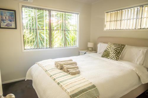 En eller flere senge i et værelse på Villa with Pool in Browns Bay