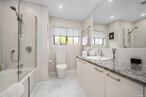 Et badeværelse på Villa with Pool in Browns Bay