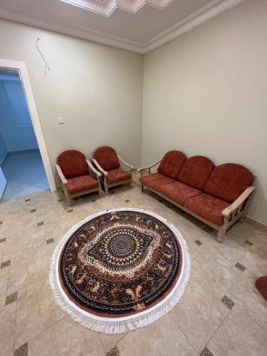 - un salon avec deux canapés et un tapis dans l'établissement شقة فاخرة مدخل ذاتي, à Buraydah