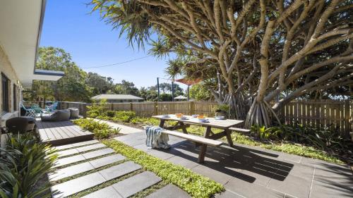 a backyard with a picnic table and a tree at Pandanus At Emerald - Prime Beach Location, Cafes in Emerald Beach