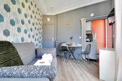 un salon avec un canapé et une table dans l'établissement Modern studio near Gare de l Est, à Paris