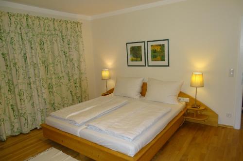 מיטה או מיטות בחדר ב-Ferienwohnung Grünwald