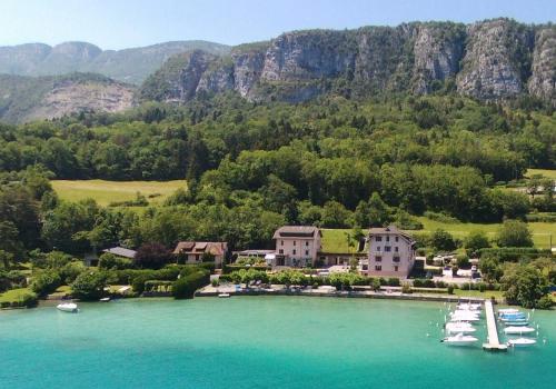 Le Nid du Lac, appartement en duplex au bord du lac d'Annecy, résidence avec plage privée