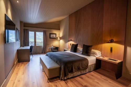 a hotel room with a bed and a window at Serras Andorra in Soldeu