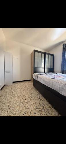 - une chambre avec un lit et un réfrigérateur dans l'établissement T2 moderne à 2 min de la plage, à Port-la-Nouvelle