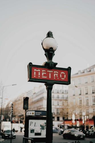 un feu de rue avec un signe bonjour sur celui-ci dans l'établissement Modern & Refined 1BDR 4P - Roland Garros, à Paris