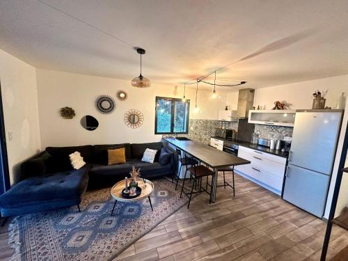 un salon avec un canapé et une table et une cuisine dans l'établissement Vue panoramique Mer montagne Bastia, à Bastia