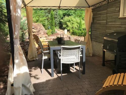 Fotografie z fotogalerie ubytování Nature Living - Ferienhaus mit Kamin - Feuerschale - Garten - mit beheizbarem Gartenwhirlpool v destinaci Melsungen