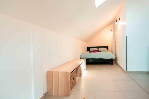 - une chambre avec un lit et un banc dans l'établissement Studio 7 au coeur de la ville avec Parking, à Aix-les-Bains