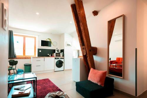 - un salon avec un miroir mural dans l'établissement Studio 7 au coeur de la ville avec Parking, à Aix-les-Bains