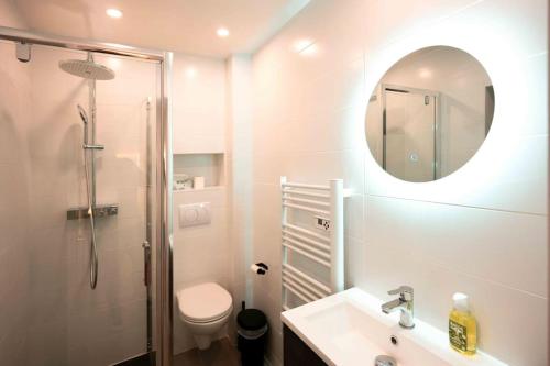 une salle de bain avec toilettes, lavabo et miroir dans l'établissement Studio 7 au coeur de la ville avec Parking, à Aix-les-Bains