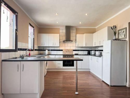 a kitchen with white cabinets and a white refrigerator at CASA LEÓN - Freistehendes Gästehaus mit 3 Zimmer, Vivienda Rural VTARAL01089 in Sorbas