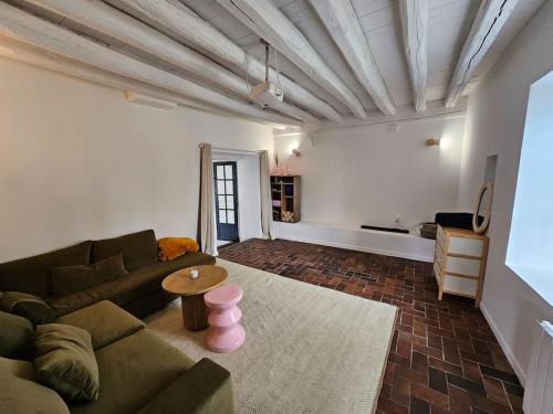 FrétoyにあるGrand Ferme entièrement rénovée - 1h de Paris 8paxのソファとテーブルのあるリビングルーム