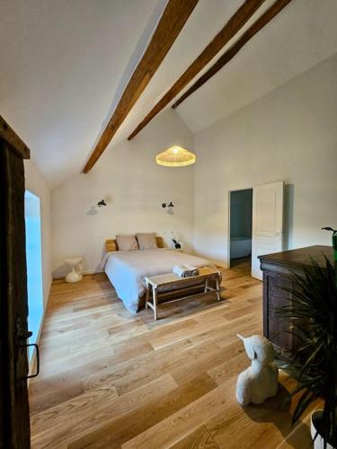 une chambre avec un lit blanc et un parquet dans l'établissement Grand Ferme entièrement rénovée - 1h de Paris 8pax, à Frétoy