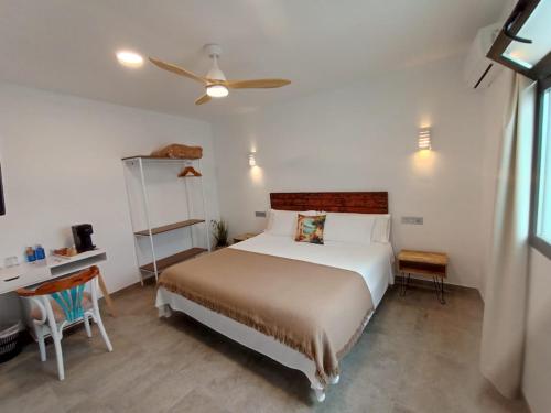Postel nebo postele na pokoji v ubytování Hostal Aires del Mar
