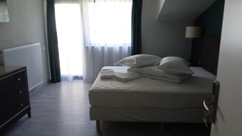 a bedroom with a bed with pillows and a window at EdMont in Pietroşiţa