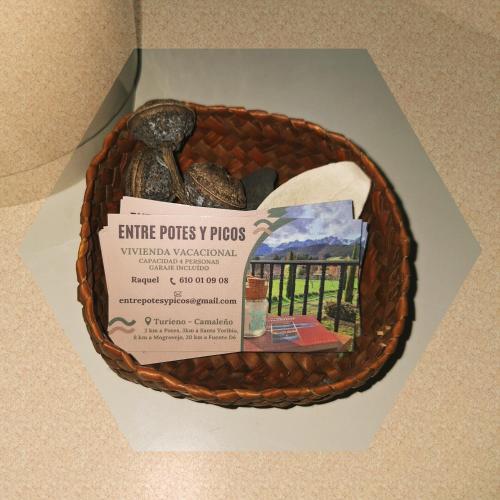 a cake in a basket with a picture of a fence at Entre Potes y Picos con WIFI y garaje in Turieno
