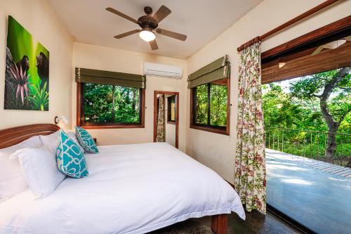 a bedroom with two beds and a window at Boutique Hotel Luna Azul in Playa Ostional