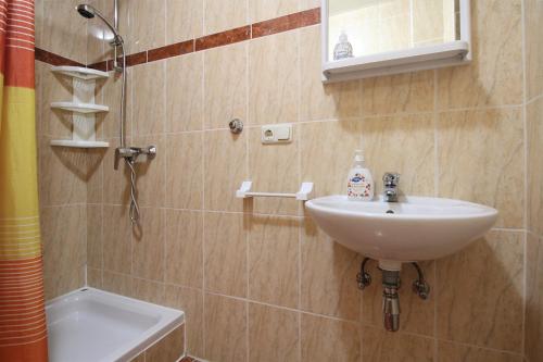 Ένα μπάνιο στο Apartments Frideric