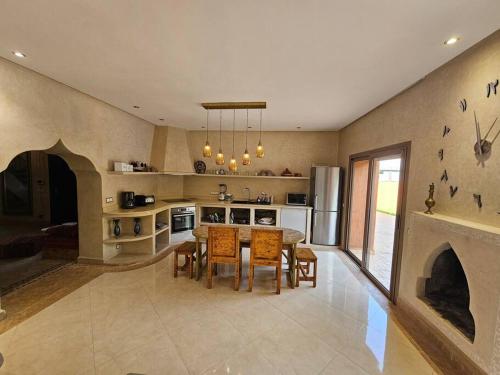 Nhà bếp/bếp nhỏ tại Villa Dar AL Manel