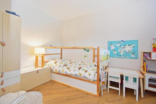 a bedroom with a bunk bed and a desk at Villa Miluva - Maison climatisée avec piscine in Lapeyrouse-Fossat