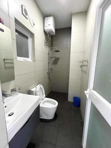een badkamer met een wit toilet en een wastafel bij Paradise in Mount Lavinia in Dehiwala