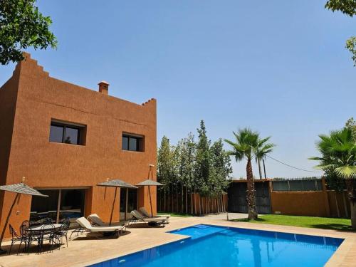 Hồ bơi trong/gần Villa Dar AL Manel
